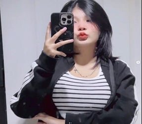 A garota gostosa é super bonita se masturbando
