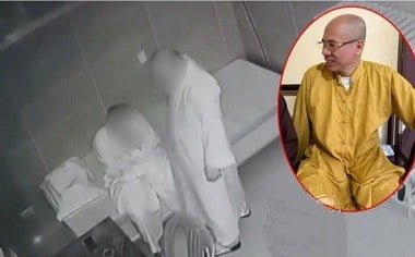 Os seios grandes estão com tesão e se contorceram